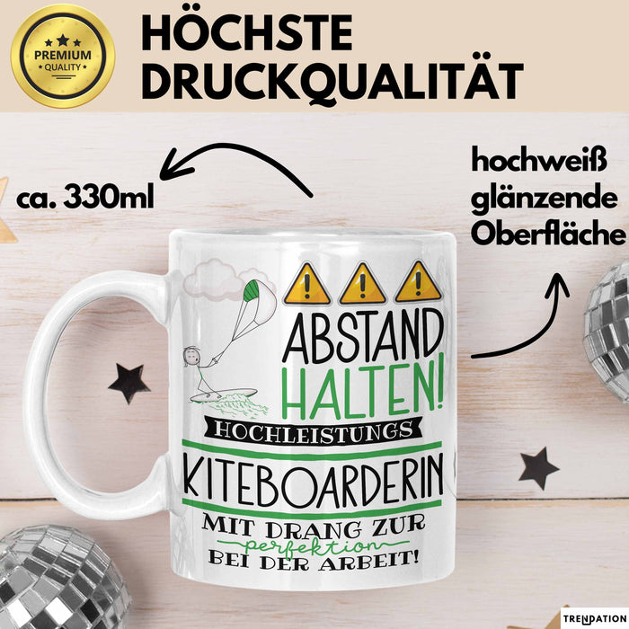 Kiteboarderin Tasse Geschenk Lustig Abstand Halten Hochleistungs-Kiteboarderin Mit Drang Zur Perfektion Bei Der Arbeit Weiß Trendation