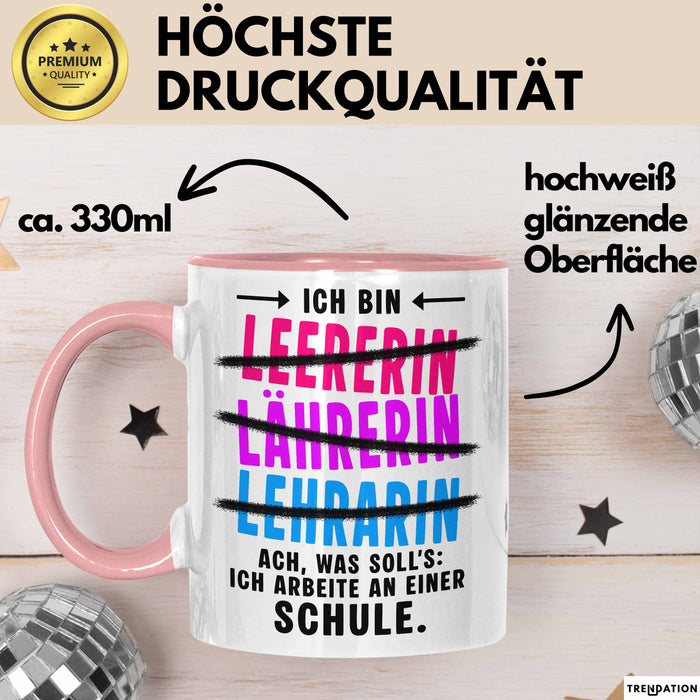 Lehrer Unterricht Tasse Geschenk Lustige Geschenkidee Spruch Ich Bin Lehrerin Ach Was Soll'S Ich Arbeite An Einer Schule Rosa Trendation