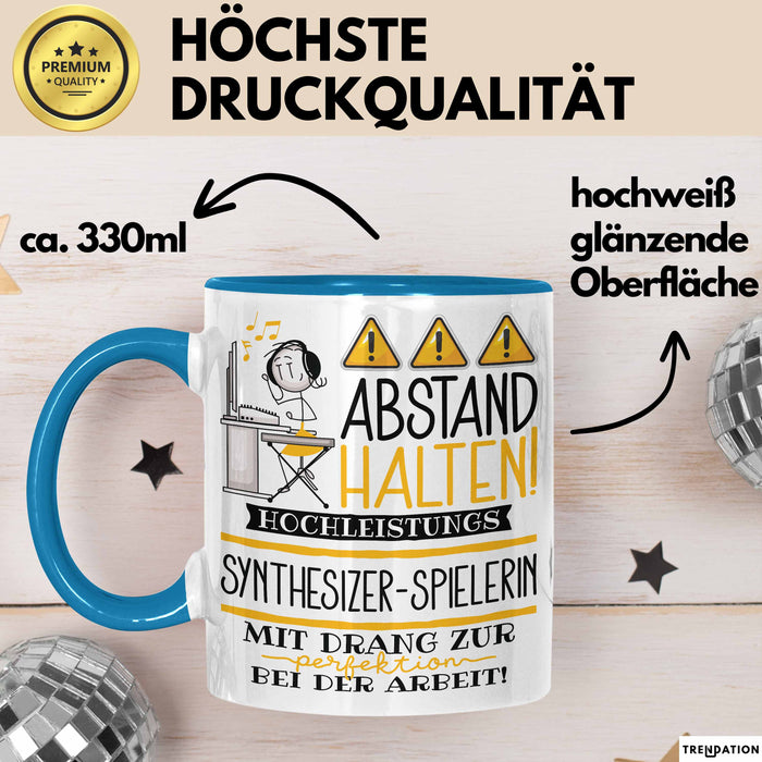 Synthesizer-Spielerin Tasse Geschenk Lustig Abstand Halten Hochleistungs-Synthesizer-Spielerin Mit Drang Zur Perfektion Bei Der Arbeit Blau Trendation