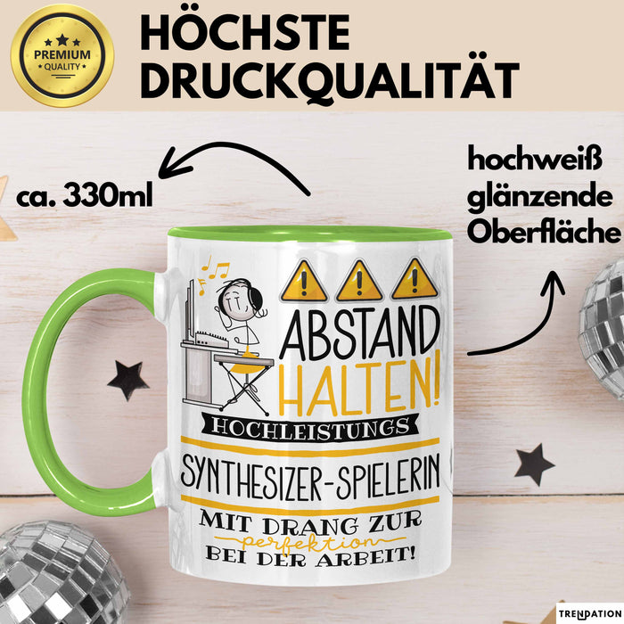 Synthesizer-Spielerin Tasse Geschenk Lustig Abstand Halten Hochleistungs-Synthesizer-Spielerin Mit Drang Zur Perfektion Bei Der Arbeit Grün Trendation