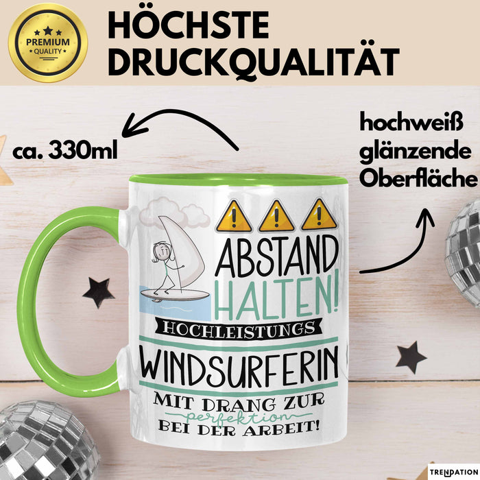 Windsurferin Tasse Geschenk Lustig Abstand Halten Hochleistungs-Windsurferin Mit Drang Zur Perfektion Bei Der Arbeit Grün Trendation