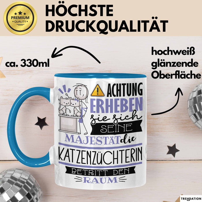 Katzenzüchterin Tasse Geschenk Lustiger Spruch Bitte Erheben Sie Sich Seine Majestät Die Katzenzüchterin Betritt Den Raum Blau Trendation