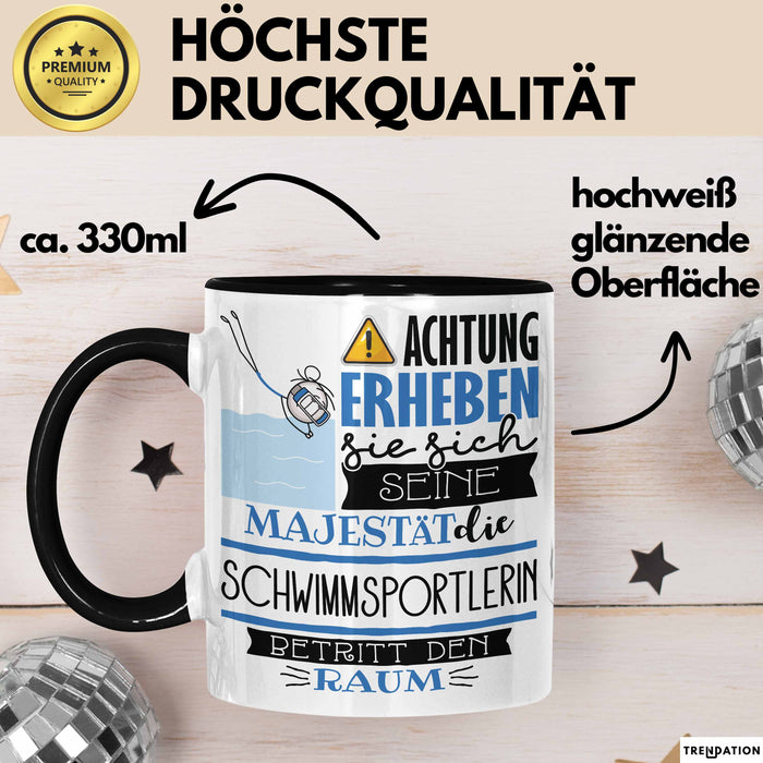 Schwimmsportlerin Tasse Geschenk Lustiger Spruch Bitte Erheben Sie Sich Seine Majestät Die Schwimmsportlerin Betritt Den Raum Schwarz Trendation
