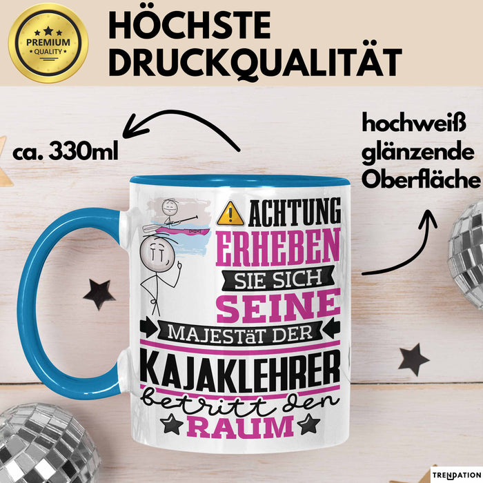 Kajaklehrer Geschenk Tasse Lustiger Spruch Erheben Sie Sich Der Kajaklehrer Betritt den Raum Blau Trendation