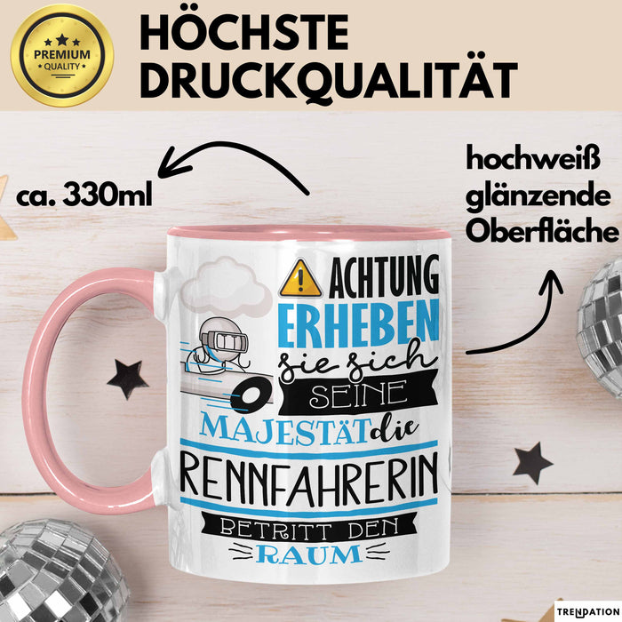 Rennfahrerin Tasse Geschenk Lustiger Spruch Bitte Erheben Sie Sich Seine Majestät Die Rennfahrerin Betritt Den Raum Rosa Trendation