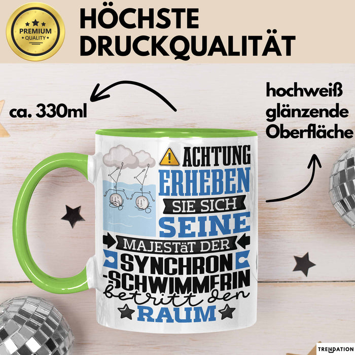 Synchronschwimmerin Geschenk Tasse Lustiger Spruch Erheben Sie Sich Der Synchronschwimmerin Betritt den Raum Grün Trendation