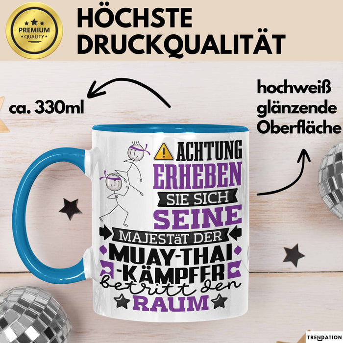Muay-Thai-Kämpfer Geschenk Tasse Lustiger Spruch Erheben Sie Sich Der Muay-Thai-Kämpfer Betritt den Raum Blau Trendation