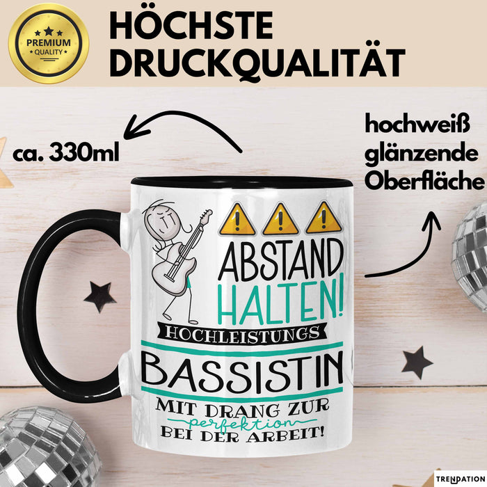 Bassistin Tasse Geschenk Lustig Abstand Halten Hochleistungs-Bassistin Mit Drang Zur Perfektion Bei Der Arbeit Trendation