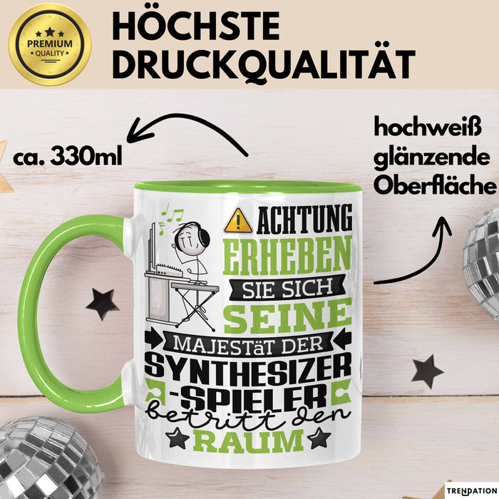 Synthesizer-Spieler Geschenk Tasse Lustiger Spruch Erheben Sie Sich Der Synthesizer-Spieler Betritt den Raum Grün Trendation
