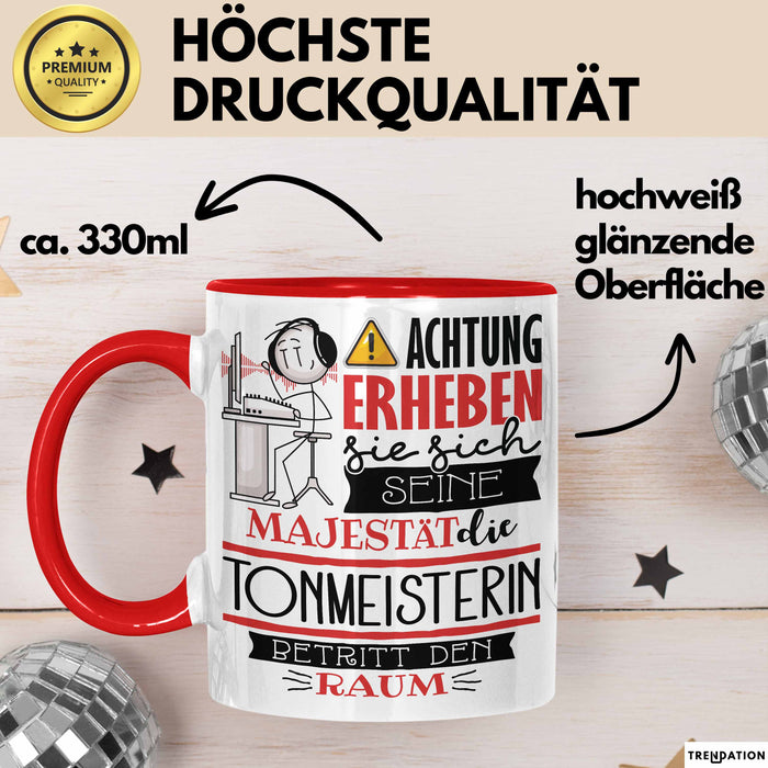 Tonmeisterin Tasse Geschenk Lustiger Spruch Bitte Erheben Sie Sich Seine Majestät Die Tonmeisterin Betritt Den Raum Rot Trendation