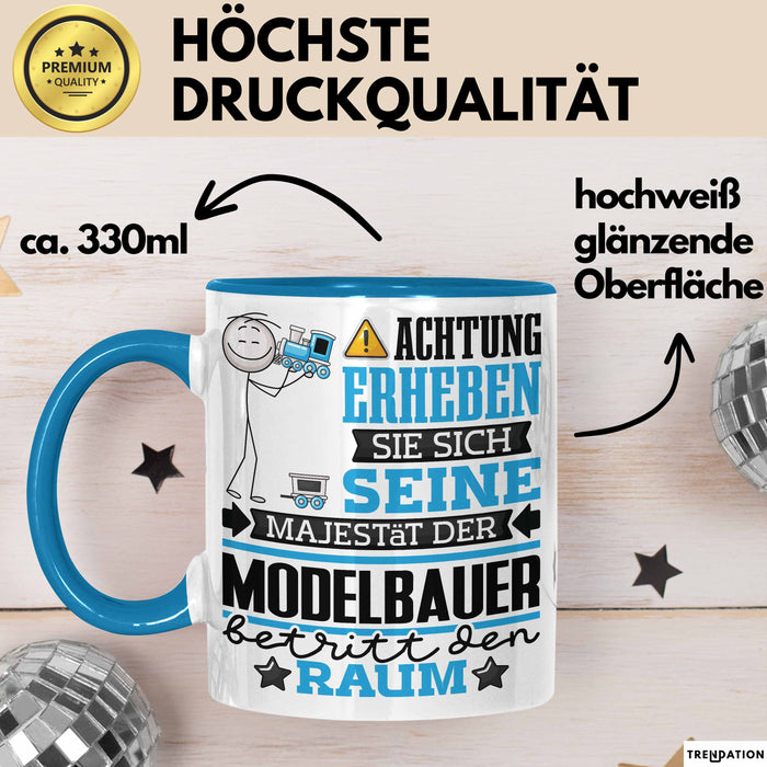 Modelbauer Geschenk Tasse Lustiger Spruch Erheben Sie Sich Der Modelbauer Betritt den Raum Blau Trendation
