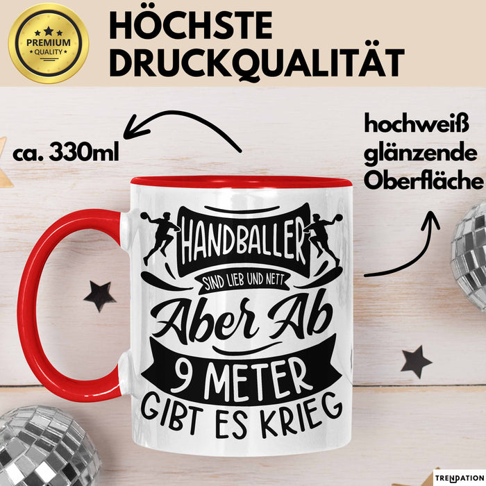 Handball Geschenk Tasse Geschenkidee Handball-Spieler Handballspielerin Mädchen Jungs Kaffee-Becher Ab 9 Meter Gibt Es Krieg Rot Trendation