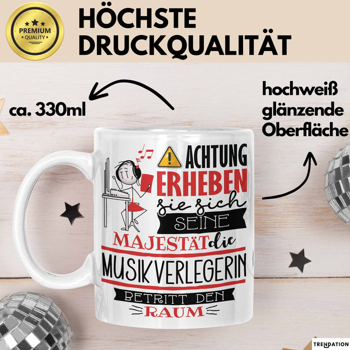 Musikverlegerin Tasse Geschenk Lustiger Spruch Bitte Erheben Sie Sich Seine Majestät Die Musikverlegerin Betritt Den Raum Weiß Trendation