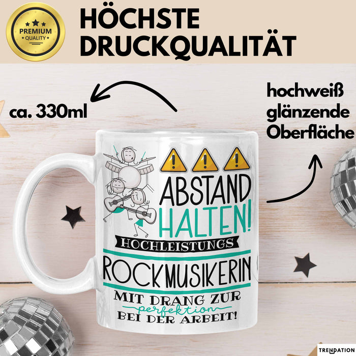Rockmusikerin Tasse Geschenk Lustig Abstand Halten Hochleistungs-Rockmusikerin Mit Drang Zur Perfektion Bei Der Arbeit Weiß Trendation