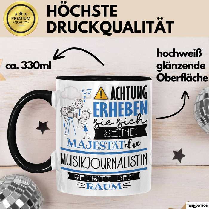 Musikjournalistin Tasse Geschenk Lustiger Spruch Bitte Erheben Sie Sich Seine Majestät Die Musikjournalistin Betritt Den Raum Schwarz Trendation