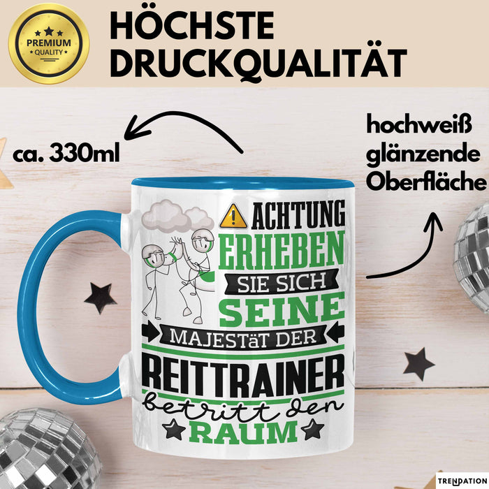 Reittrainer Geschenk Tasse Lustiger Spruch Erheben Sie Sich Der Reittrainer Betritt den Raum Blau Trendation