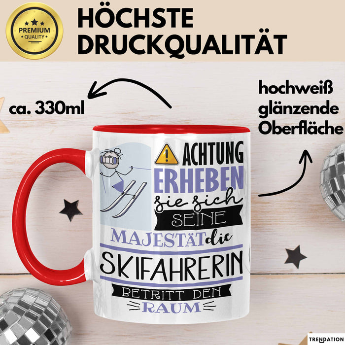 Skifahrerin Tasse Geschenk Lustiger Spruch Bitte Erheben Sie Sich Seine Majestät Die Skifahrerin Betritt Den Raum Rot Trendation