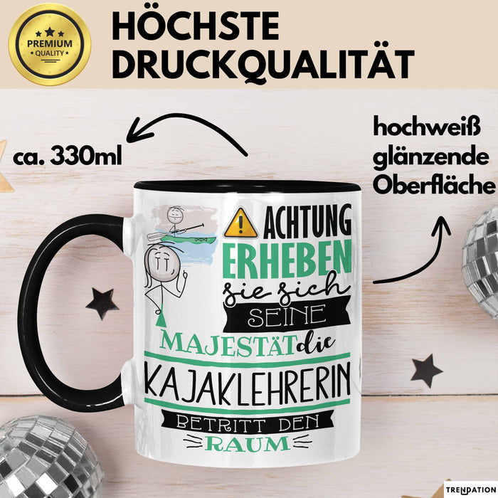 Kajaklehrerin Tasse Geschenk Lustiger Spruch Bitte Erheben Sie Sich Seine Majestät Die Kajaklehrerin Betritt Den Raum Schwarz Trendation