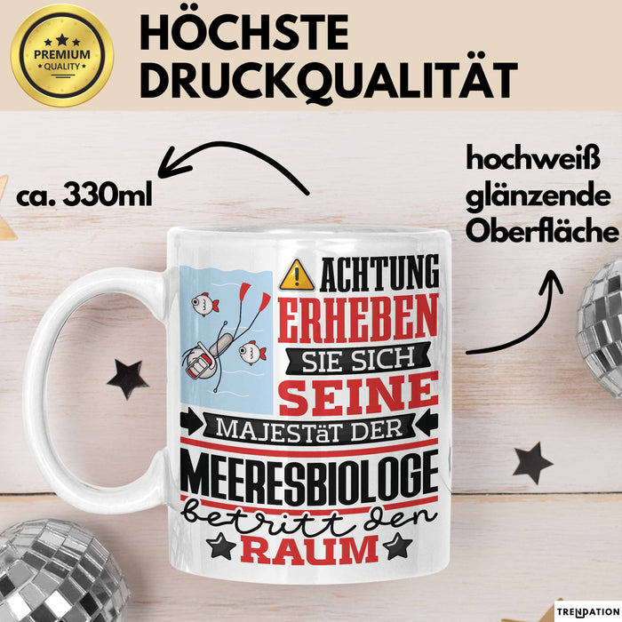 Meeresbiologe Geschenk Tasse Lustiger Spruch Erheben Sie Sich Der Meeresbiologe Betritt den Raum Weiß Trendation