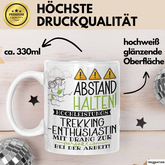 Trekking-Enthusiastin Tasse Geschenk Lustig Abstand Halten Hochleistungs-Trekking-Enthusiastin Mit Drang Zur Perfektion Bei Der Arbeit Weiß Trendation