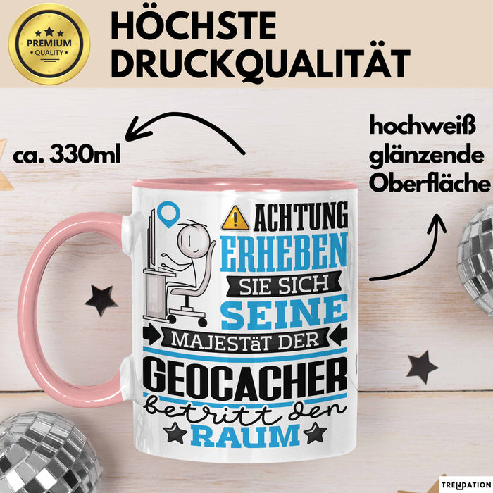 Geocacher Geschenk Tasse Lustiger Spruch Erheben Sie Sich Der Geocacher Betritt den Raum Rosa Trendation