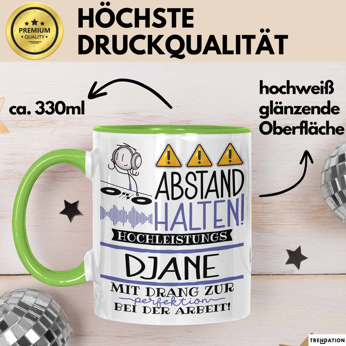 DJane Tasse Geschenk Lustig Abstand Halten Hochleistungs-DJane Mit Drang Zur Perfektion Bei Der Arbeit Grün Trendation