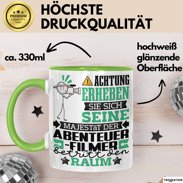 Abenteuerfilmer Geschenk Tasse Lustiger Spruch Erheben Sie Sich Der Abenteuerfilmer Betritt den Raum Grün Trendation