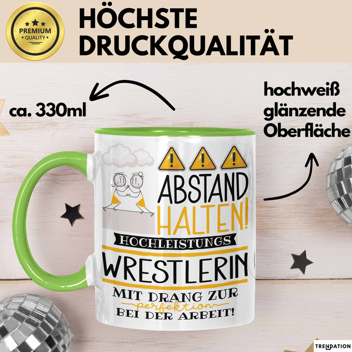 Wrestlerin Tasse Geschenk Lustig Abstand Halten Hochleistungs-Wrestlerin Mit Drang Zur Perfektion Bei Der Arbeit Grün Trendation
