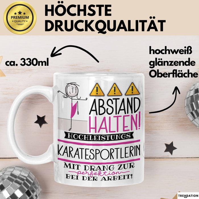 Karatesportlerin Tasse Geschenk Lustig Abstand Halten Hochleistungs-Karatesportlerin Mit Drang Zur Perfektion Bei Der Arbeit Weiß Trendation