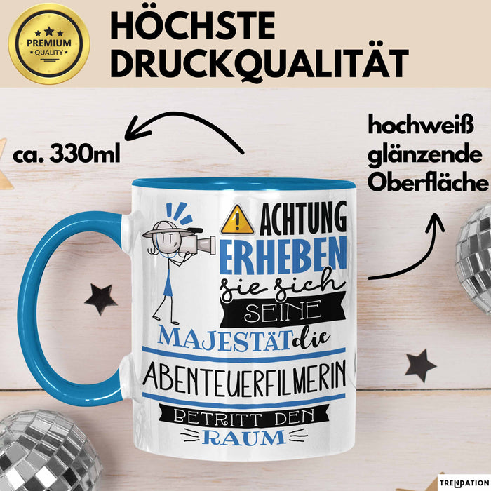 Abenteuerfilmerin Tasse Geschenk Lustiger Spruch Bitte Erheben Sie Sich Seine Majestät Die Abenteuerfilmerin Betritt Den Raum Blau Trendation