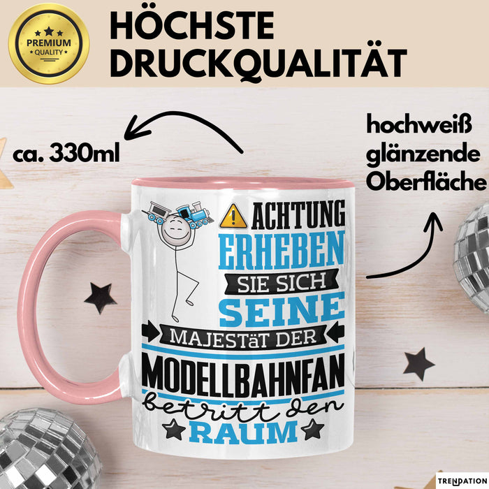 Modellbahnfan Geschenk Tasse Lustiger Spruch Erheben Sie Sich Der Modellbahnfan Betritt den Raum Rosa Trendation