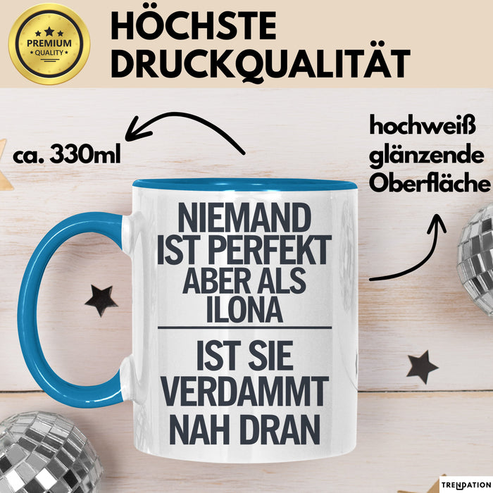 Ilona Tasse Geschenk Niemand Ist Perfekt Ilona Verdammt Nah Dran Geschenkidee Blau Trendation