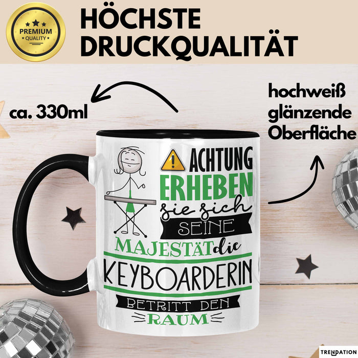 Keyboarderin Tasse Geschenk Lustiger Spruch Bitte Erheben Sie Sich Seine Majestät Die Keyboarderin Betritt Den Raum Schwarz Trendation