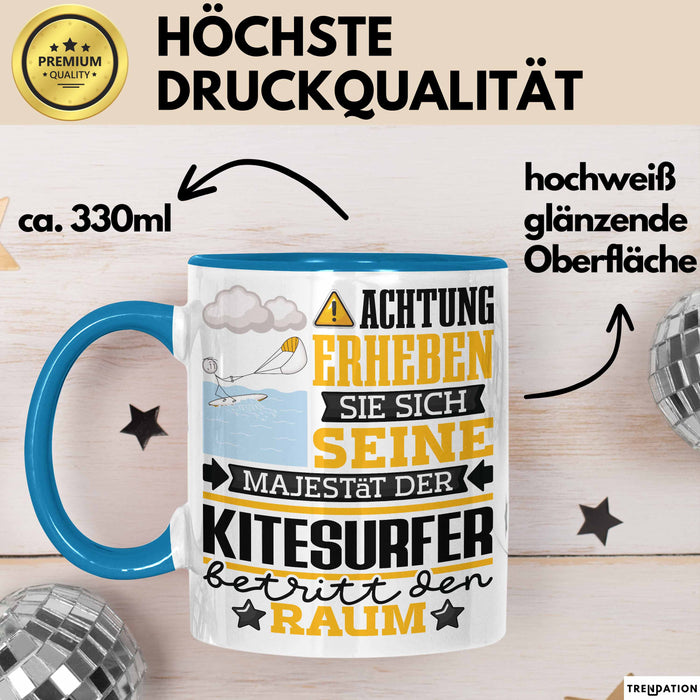 Kitesurfer Geschenk Tasse Lustiger Spruch Erheben Sie Sich Der Kitesurfer Betritt den Raum Blau Trendation
