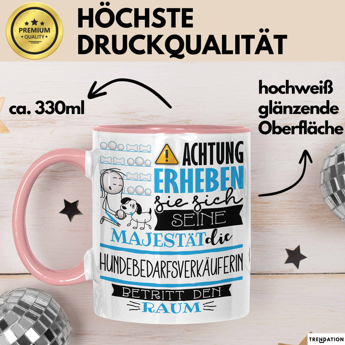 Hundebedarfsverkäuferin Tasse Geschenk Lustiger Spruch Bitte Erheben Sie Sich Seine Majestät Die Hundebedarfsverkäuferin Betritt Den Raum Rosa Trendation