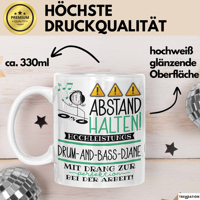 Drum-and-Bass-DJane Tasse Geschenk Lustig Abstand Halten Hochleistungs-Drum-and-Bass-DJane Mit Drang Zur Perfektion Bei Der Arbeit Weiß Trendation