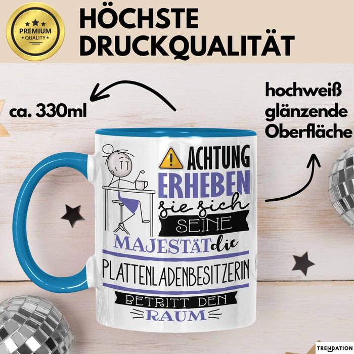 Plattenladenbesitzerin Tasse Geschenk Lustiger Spruch Bitte Erheben Sie Sich Seine Majestät Die Plattenladenbesitzerin Betritt Den Raum Blau Trendation