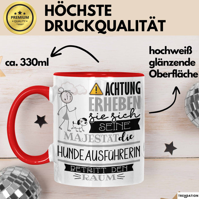 Hundeausführerin Tasse Geschenk Lustiger Spruch Bitte Erheben Sie Sich Seine Majestät Die Hundeausführerin Betritt Den Raum Rot Trendation