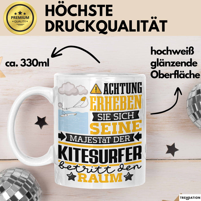 Kitesurfer Geschenk Tasse Lustiger Spruch Erheben Sie Sich Der Kitesurfer Betritt den Raum Weiß Trendation