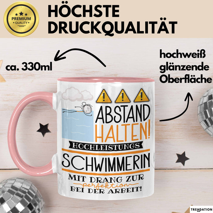 Schwimmerin Tasse Geschenk Lustig Abstand Halten Hochleistungs-Schwimmerin Mit Drang Zur Perfektion Bei Der Arbeit Rosa Trendation