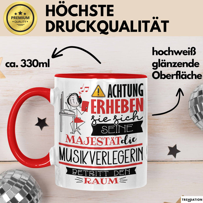 Musikverlegerin Tasse Geschenk Lustiger Spruch Bitte Erheben Sie Sich Seine Majestät Die Musikverlegerin Betritt Den Raum Rot Trendation