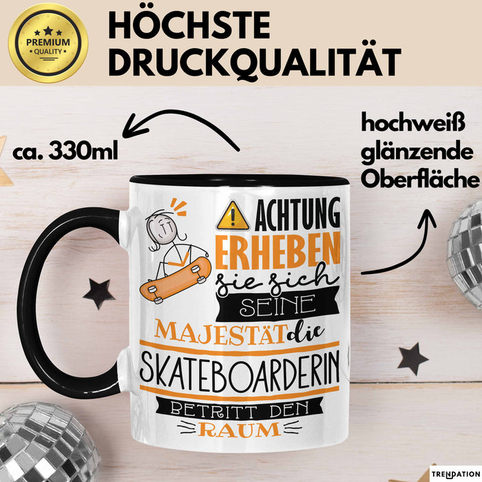 Skateboarderin Tasse Geschenk Lustiger Spruch Bitte Erheben Sie Sich Seine Majestät Die Skateboarderin Betritt Den Raum Schwarz Trendation
