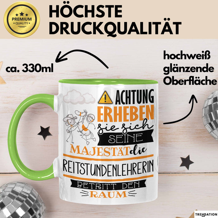 Reitstundenlehrerin Tasse Geschenk Lustiger Spruch Bitte Erheben Sie Sich Seine Majestät Die Reitstundenlehrerin Betritt Den Raum Grün Trendation