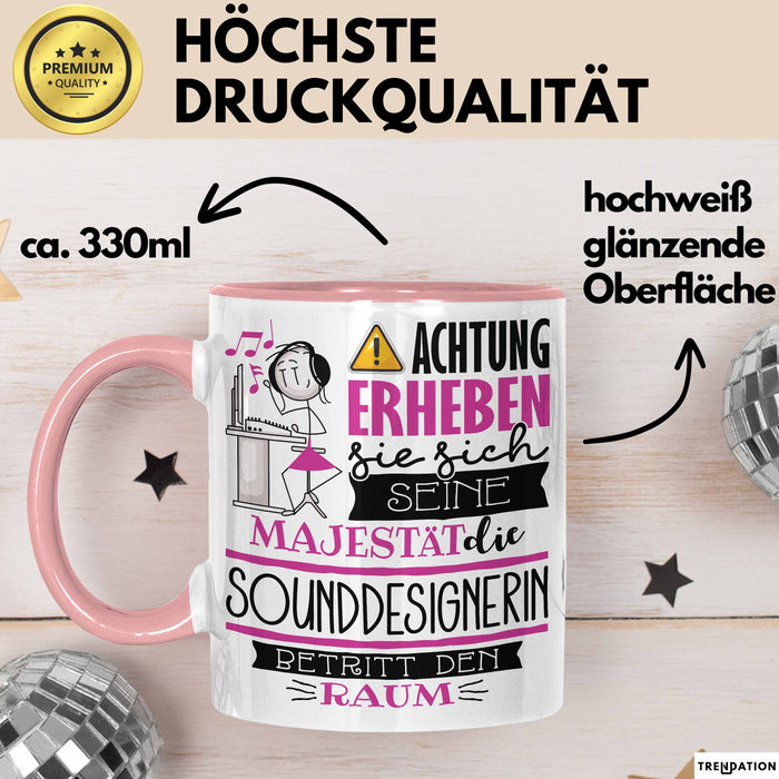 Sounddesignerin Tasse Geschenk Lustiger Spruch Bitte Erheben Sie Sich Seine Majestät Die Sounddesignerin Betritt Den Raum Rosa Trendation