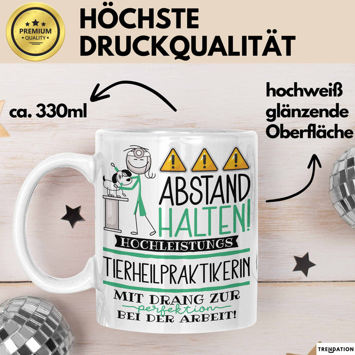 Tierheilpraktikerin Tasse Geschenk Lustig Abstand Halten Hochleistungs-Tierheilpraktikerin Mit Drang Zur Perfektion Bei Der Arbeit Weiß Trendation