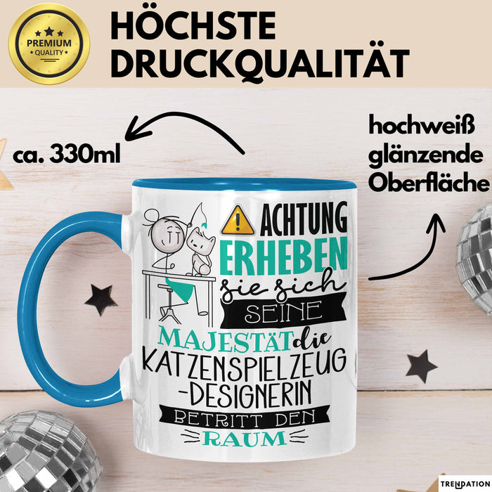 Katzenspielzeug-Designerin Tasse Geschenk Lustiger Spruch Bitte Erheben Sie Sich Seine Majestät Die Katzenspielzeug-Designerin Betritt Den Raum Blau Trendation