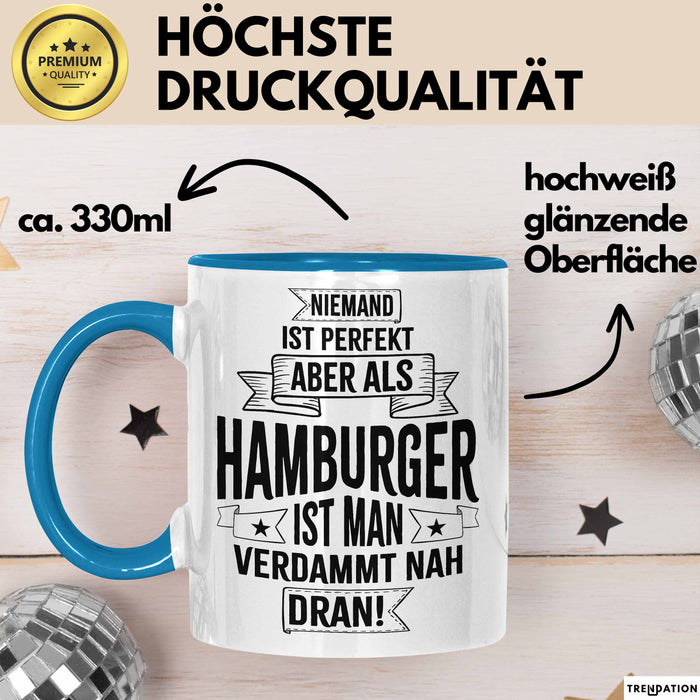 Hamburg Tasse Fan Hamburger Geschenkidee Spruch Niemand Ist Perfekt Aber Als Hamburger Ist Man Verdammt Nah Dran Kaffee-Becher Blau Trendation