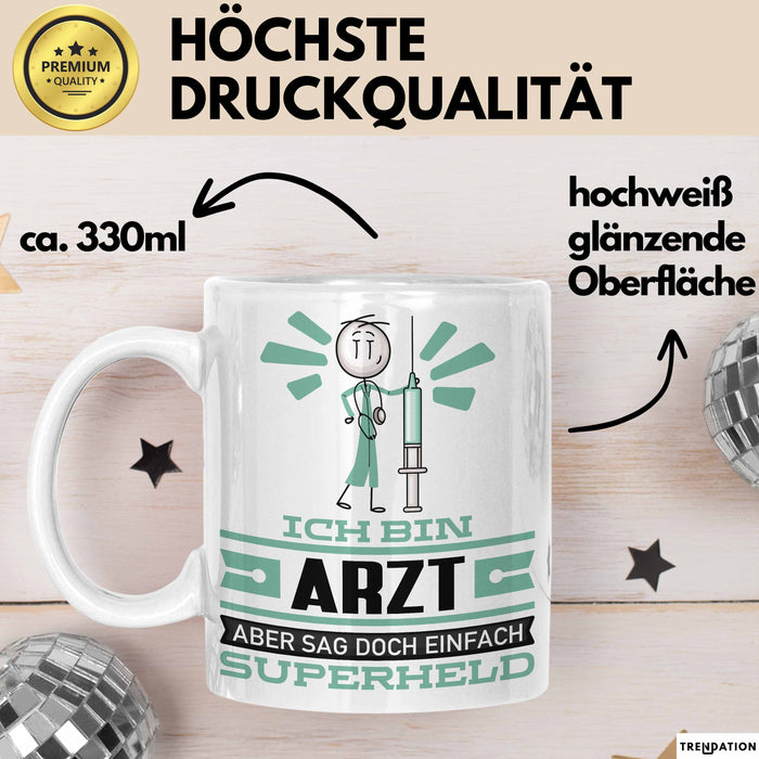 Arzt Geschenk Tasse Ich Bin Arzt Aber Sag Doch Einfach Superheld Lustige Geschenkdiee für Arzt Kaffee-Becher Weiß Trendation