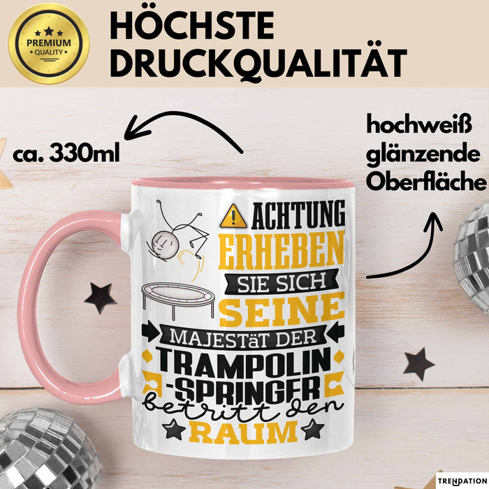Trampolinspringer Geschenk Tasse Lustiger Spruch Erheben Sie Sich Der Trampolinspringer Betritt den Raum Rosa Trendation