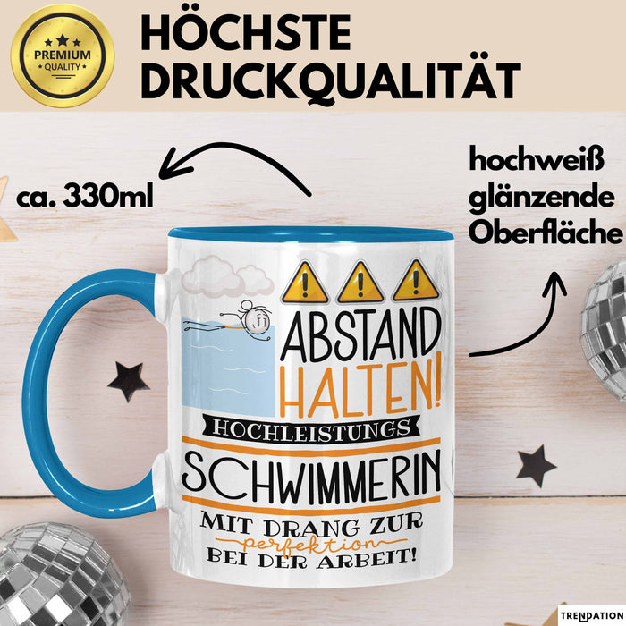 Schwimmerin Tasse Geschenk Lustig Abstand Halten Hochleistungs-Schwimmerin Mit Drang Zur Perfektion Bei Der Arbeit Blau Trendation